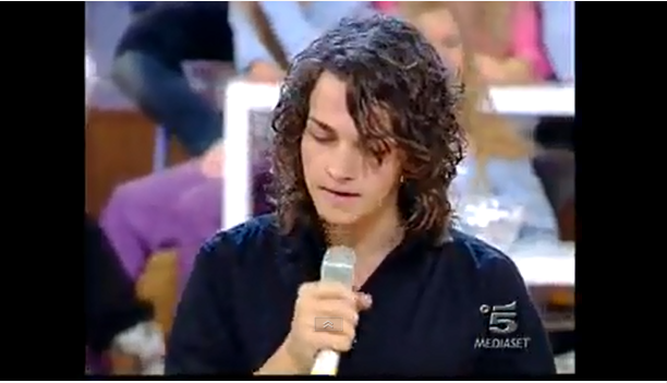#5anniDiValerioScanu: fan festeggiano su Twitter l’ingresso di Valerio Scanu ad Amici (video)