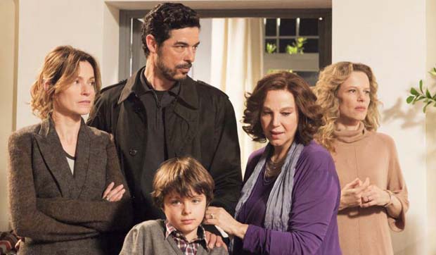 Stasera in tv, 31 ottobre 2013: Una Grande Famiglia, Pif a Servizio Pubblico, X Factor 7, Omaggio a Fellini