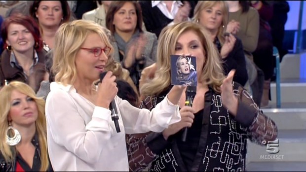 Uomini e Donne: Iva Zanicchi guest star (in playback) e la De Filippi rimprovera gli over sullo scontro Tina – Elga