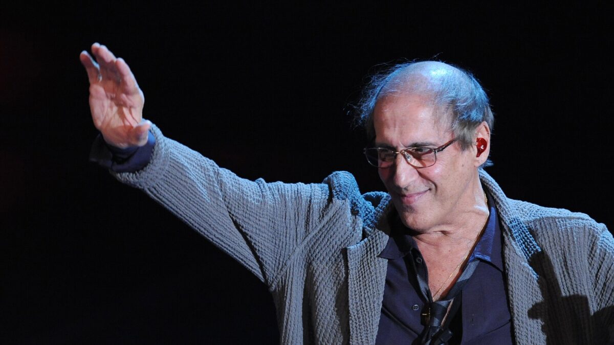 Azzurro, Adriano Celentano: testo e significato della canzone (VIDEO)