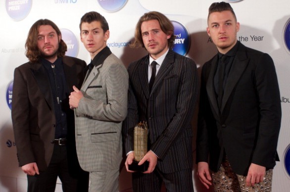 Arctic Monkeys, cancellato un concerto in Germania per problemi di salute del cantante