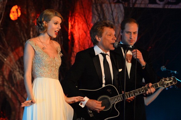 Taylor Swift, Jon Bon Jovi e il Principe William cantano Livin’ On A Prayer per beneficenza: video