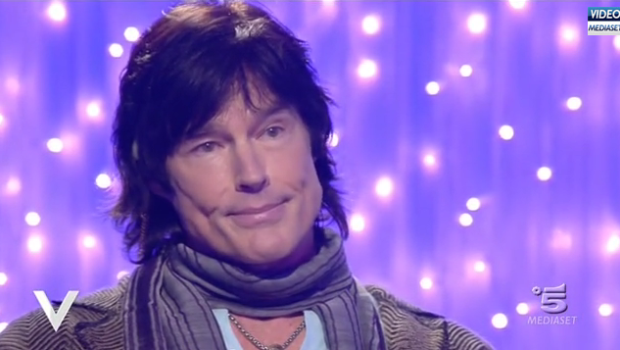 Verissimo e l’intervista impossibile a Ronn Moss: Silvia Toffanin si vendica mostrando la foto del nuovo Ridge.