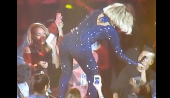 Beyoncé in concerto tra Facetime e Photobomb con i fan (video)