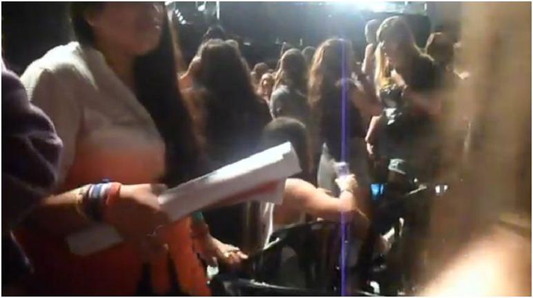 Justin Bieber si sente male in concerto: scene di lacrime e isteria delle fans (video)