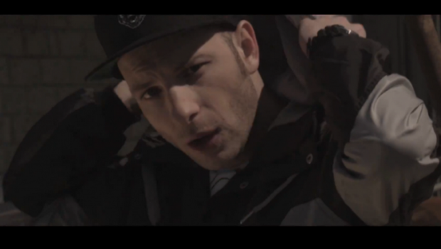 Clementino: “Gli americani pensano che non sappiamo fare rap? Si mettano i loro h0t dog nel c*lo!”