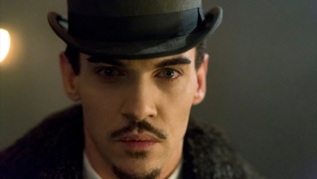 Dracula, la Nbc ha bloccato il compenso di Jonathan Rhys Meyers per garantirsi la produzione (e gli ascolti intanto scendono)