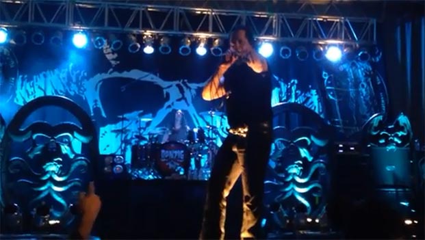 Danzig ordina al pubblico di dare un pugno a chi riprende il concerto con il telefono (video)