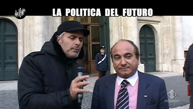 Le Iene, Enrico Lucci ad Angelino Alfano dopo la scissione del PdL: “Ma sei sicuro, Angelì? Berlusconi sta nero!”