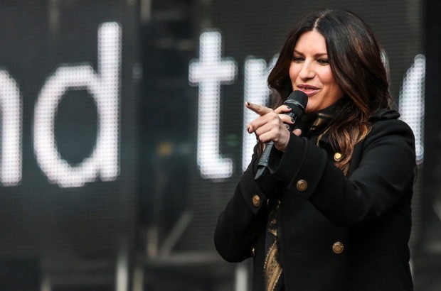 Laura Pausini ospite di Verissimo: “Sanremo? Sarebbe un rischio, metti che arrivo ultima!?”