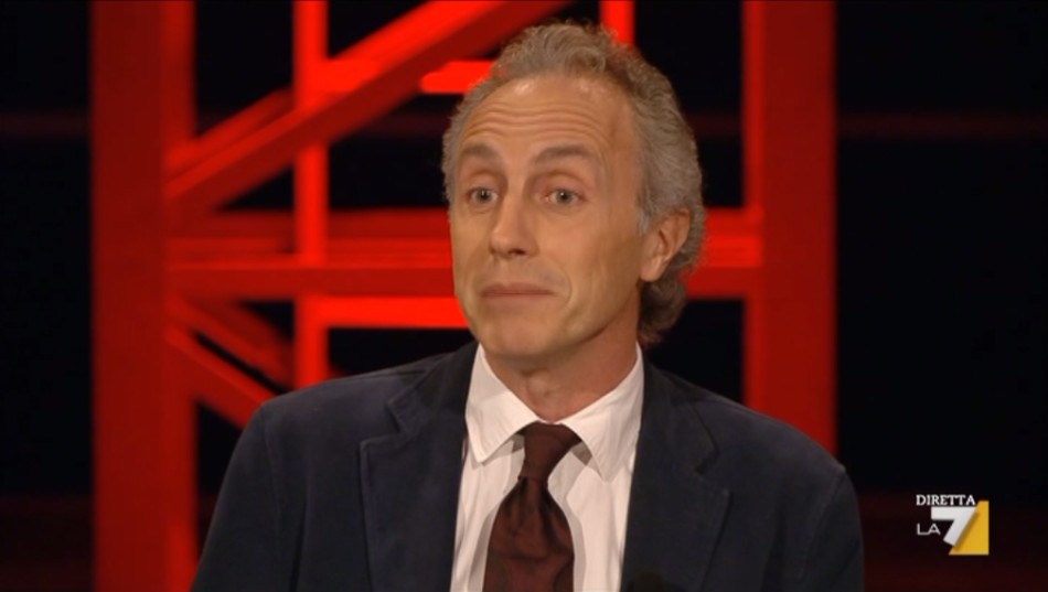 Servizio Pubblico, scintille tra Santoro e Travaglio: “Difendi sempre Grillo”, “Ma lascia perdere” (VIDEO)