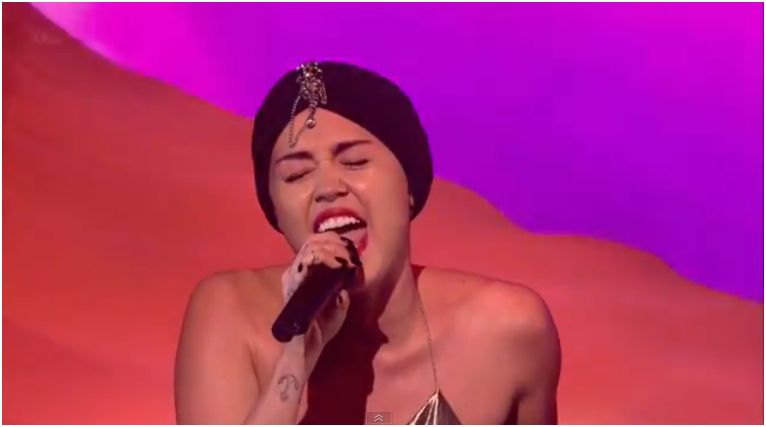 Miley Cyrus, Wrecking Ball a X Factor Uk (video esibizione)