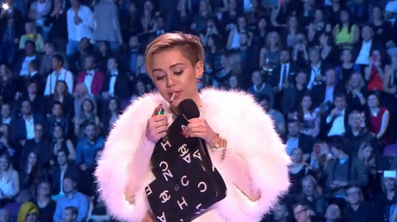 EMA 2013, Miley Cyrus e lo spinello: scena censurata nella versione USA dello show