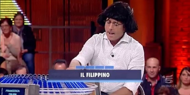 Avanti un altro!, Paolo Bonolis criticato dalla comunità italiana delle Filippine per la gag del “filippino”