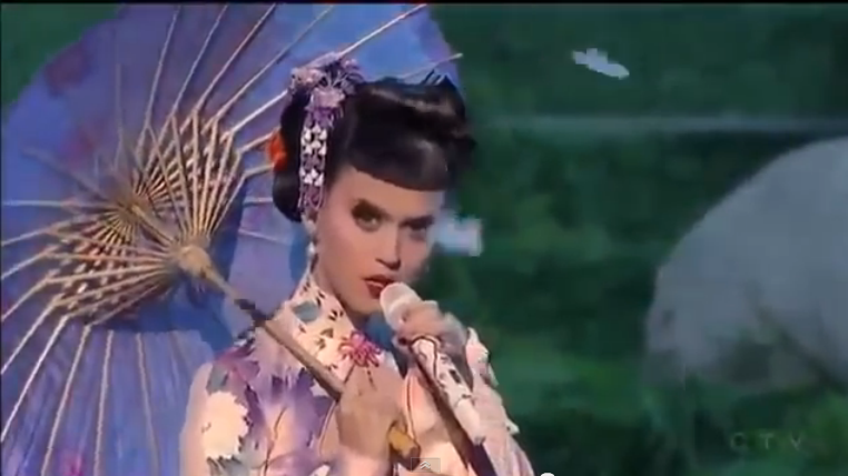 Katy Perry accusata di razzismo per il live di Unconditionally agli AMA 2013. Lady Gaga la difende.