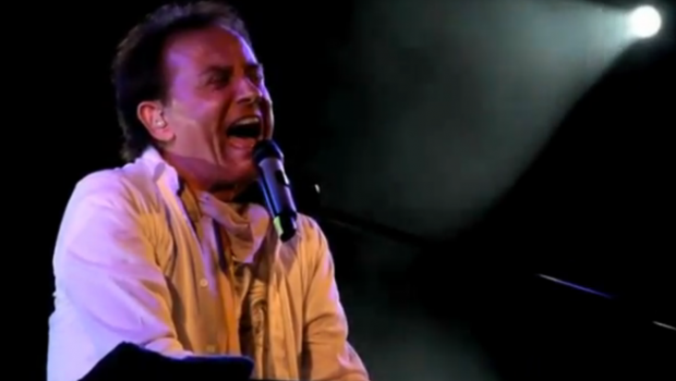 Pooh in concerto: Roby Facchinetti stacca lampadina con un acuto?