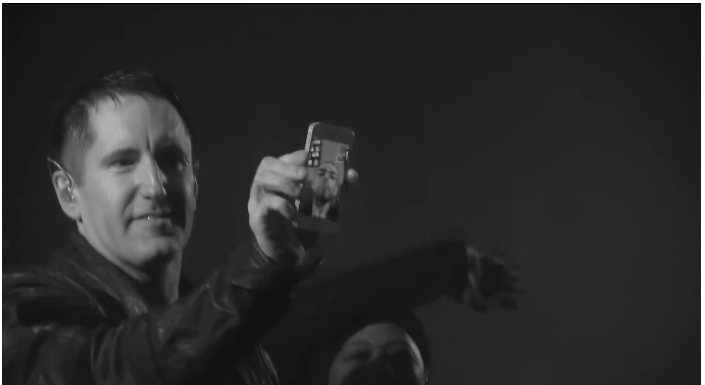 Nine Inch Nails in concerto, Trent Reznor dedica In This Twilight a un fan malato di cancro via Facetime (video)