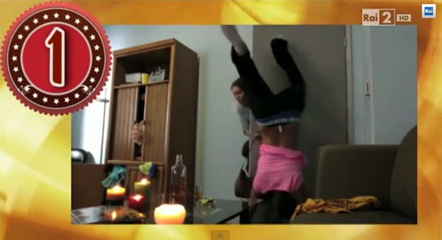 Quelli che il calcio, l’imbarazzo corre sui tutorial: la parodia della Balivo e le gaffes di Pantani (video)