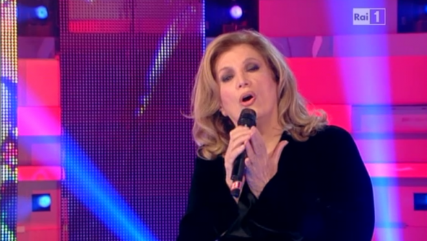 In Cerca di Te, Iva Zanicchi: “Se non lo comprate, lo venderò porta a porta (a partire da Arcore)”