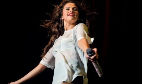 Selena Gomez malata di Lupus? Voci di problemi di salute dietro al tour annullato
