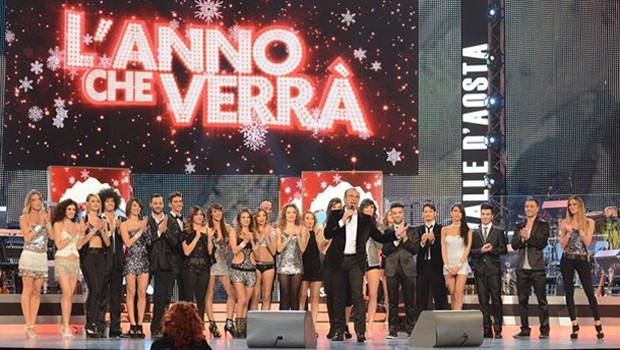 L’Anno che verrà 2014, su Rai 1 Carlo Conti ospita di tutto di più, da Violetta a Gloria Gaynor, compresi i ragazzi di Amici