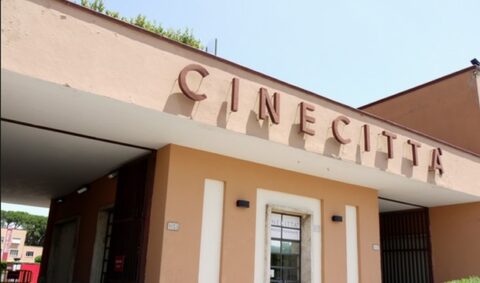 Grande Fratello 13: incendio a Cinecittà, casa distrutta dalle fiamme