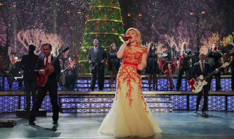 Kelly Clarkson, Underneath the tree: video ufficiale, testo e traduzione
