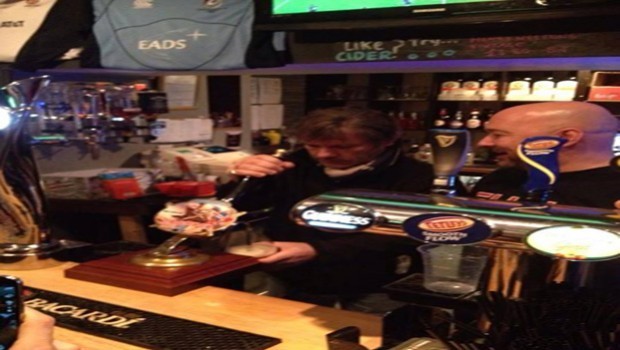 Bruce Dickinson serve la ‘sua’ birra in un pub, prima di una partita di rugby
