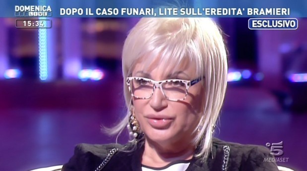 Domenica Live, la memoria di Gino Bramieri diventa una soap opera: la nuora Lucia contro l’ex agente