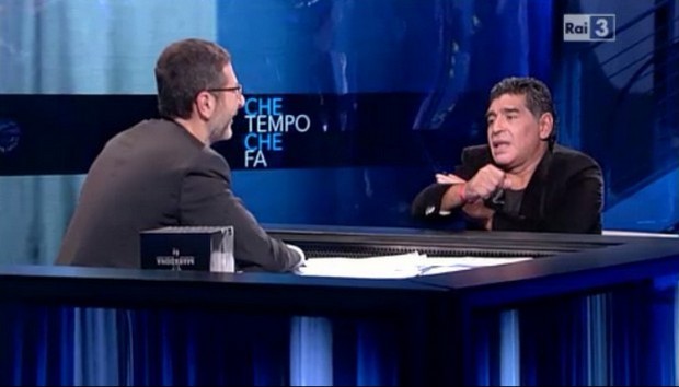 Domenica In, Saccomanni: “Offeso dal gesto dell’ombrello fatto da Maradona in tv”. La replica: “Lo denuncio”