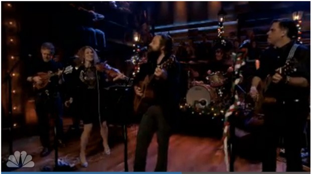 Fairytale Of New York dei Pogues, la cover di Glen Hansard, Calexico, Iron & Wine e Kathleen Edwards: video e testo