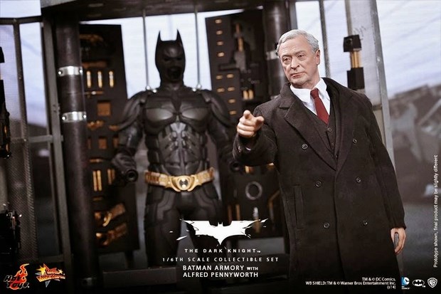 Il cavaliere oscuro: l’action figure dell’Alfred di Michael Caine