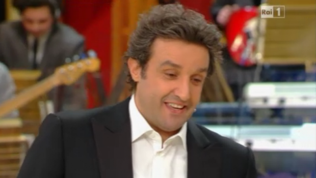 Flavio Insinna: “Affari tuoi batte Striscia la notizia? Meglio non dirlo, con Ricci non si può stare tranquilli”