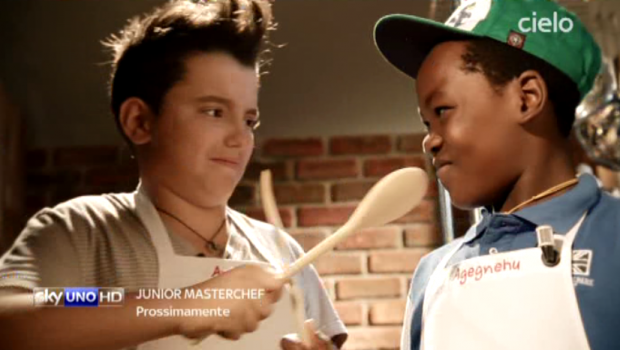 Junior MasterChef: nel promo un bambino bianco scaglia il mestolo contro uno nero