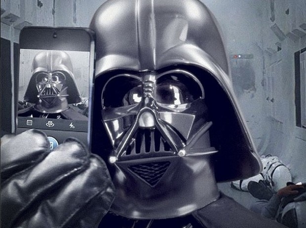 Star Wars 7: lanciato account ufficiale Instagram con foto di Darth Vader