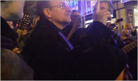 Bono degli U2 canta classici di Natale in strada, a Dublino, per beneficenza (video)