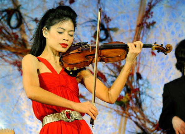 Sochi 2014, la violinista Vanessa Mae gareggia con la squadra di sci thailandese