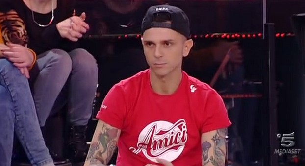 Amici 13: Denny La Home amico di Fedez entra come rapper, gli Exxtra: “Leccando il c*lo succede questo”