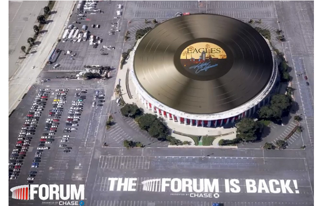 Il vinile di Hotel California degli Eagles diventa tetto del Forum di Los Angeles (video)