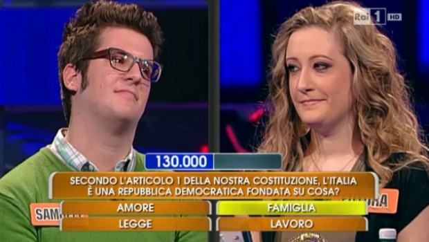 L’Eredità, il concorrente non conosce l’articolo 1 della Costituzione. Nuova gaffe da Carlo Conti