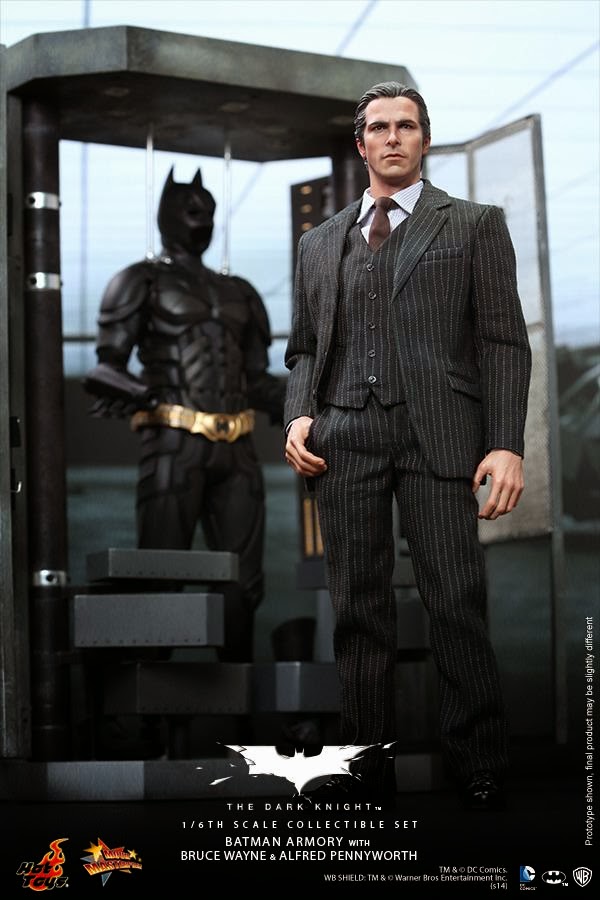 Il cavaliere oscuro – foto action figure di Christian Bale e replica armeria di Batman