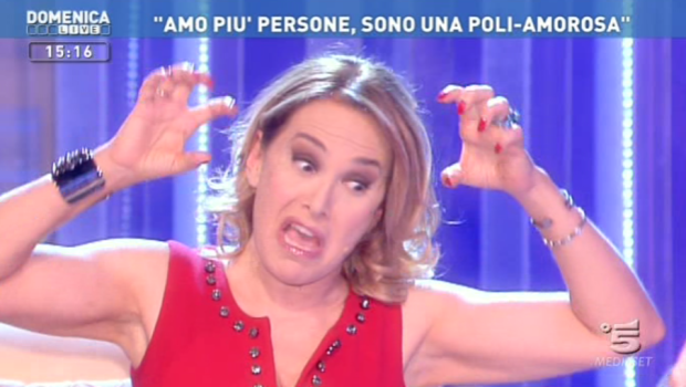 Domenica Live, Barbara D’Urso fa un daytime a luci rosse ma si vanta: “Faccio 5 ore ineccepibili”. Karina fa la morale agli italiani