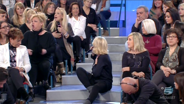 Uomini e donne, Maria sbotta contro Rosy: “Il pubblico parlante è mosso da logiche d’agenzia. A Miss Italia non ti fanno parlare”