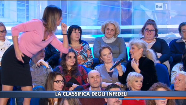Il tradimento davanti a tutta Italia (in diretta) – Una signora del pubblico rinfaccia le corna al marito