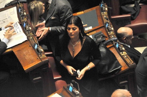 Agorà, battuta razzista di Jole Santelli di Forza Italia: “I neri hanno la fortuna di non doversi truccare”