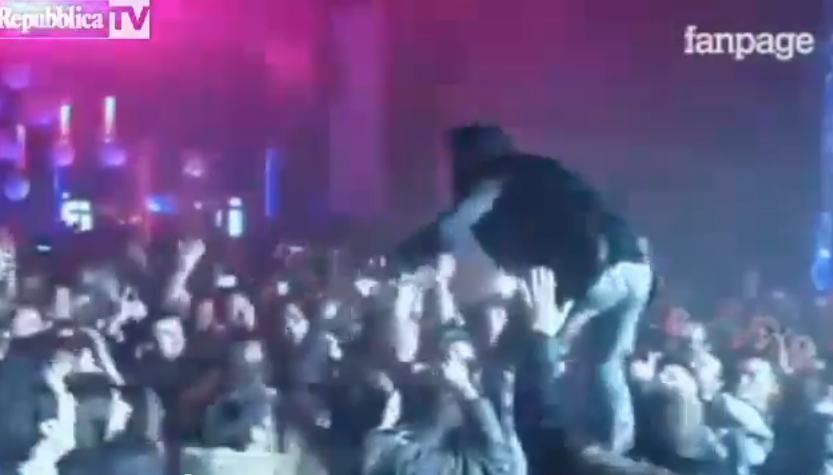 Morgan si lancia sul pubblico che non lo afferra e cade a terra (video)