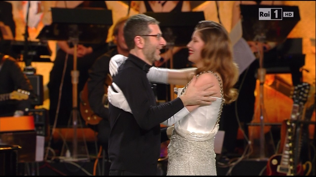 Sanremo 2014, Laetitia Casta e Fabio Fazio: esibizioni pesanti in una serata difficile (Video)
