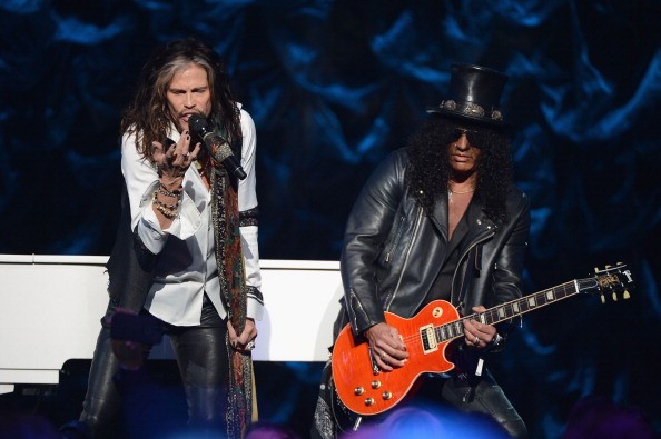 Dave Grohl, Steven Tyler e Slash cantano Walk This Way per Howard Stern: video