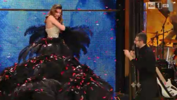 Sanremo 2014, Laetitia Casta e Fabio Fazio cantano Ma ‘ndo vai se la banana non ce l’hai? (video)