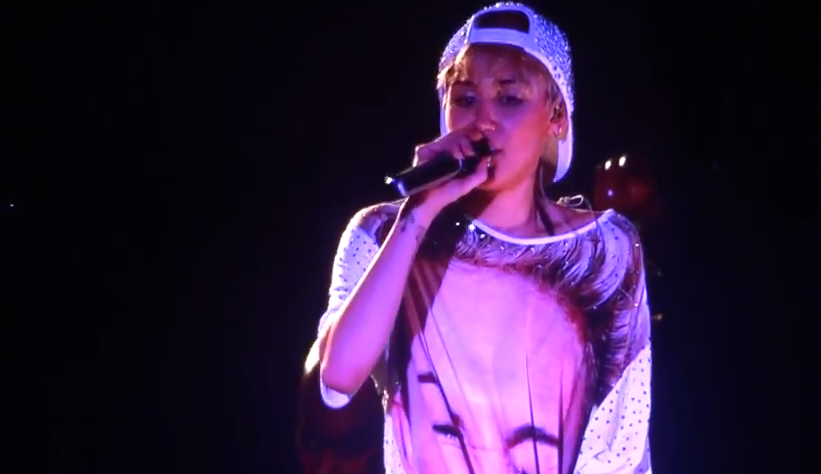 Miley Cyrus e la cover di Hey Ya al Bangerz Tour (video)
